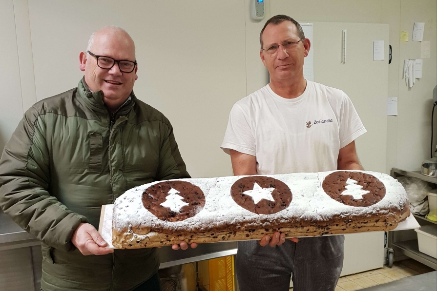 Oud-president van De Geintrappers met bakker Theo Engelen én het kerstbrood van 7580 gram.